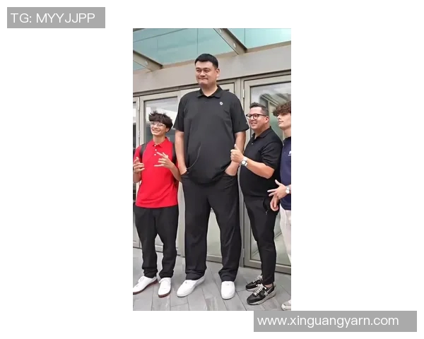 姚明上车时的优雅姿态与独特风格展现了巨人魅力的另一面