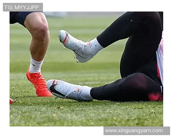 足球明星脱鞋送人感人瞬间引发网友热议与感动