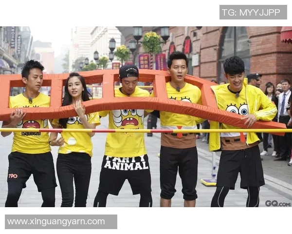 老外模仿足球明星奔跑的搞笑瞬间引发热议与欢笑