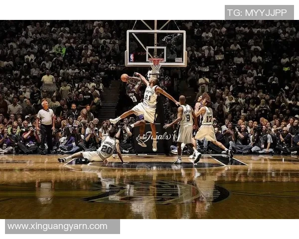 篮球明星邓肯的传奇生涯与篮球场上的辉煌成就回顾